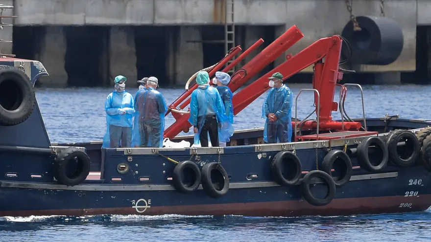 Los pasajeros del crucero MV Hondius, afectado por el hantavirus, fueron trasladados en barco al puerto de Granadilla de Abona, en la isla de Tenerife.