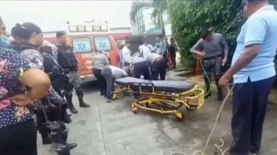 Señora cae en alcantarilla en Villa Zaita