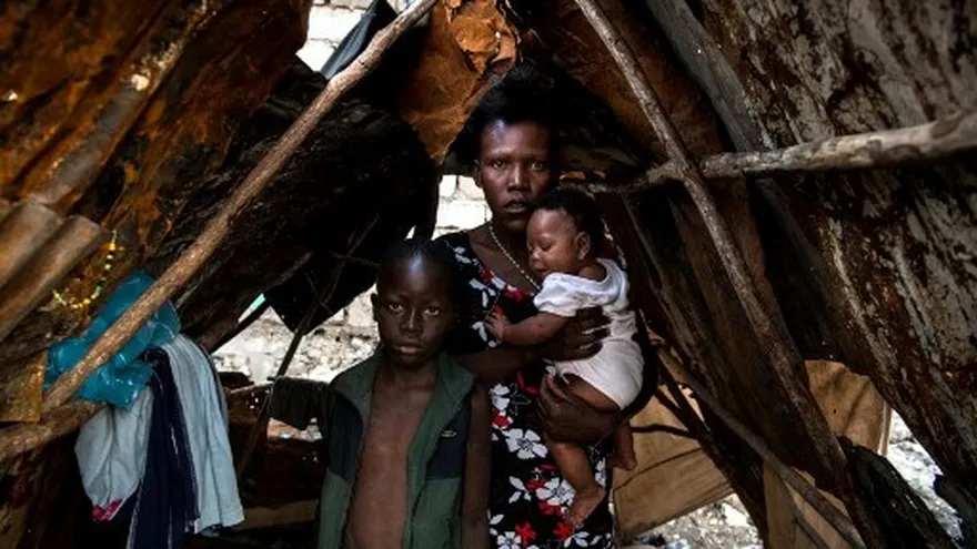Una familia en precarias condiciones en Haití