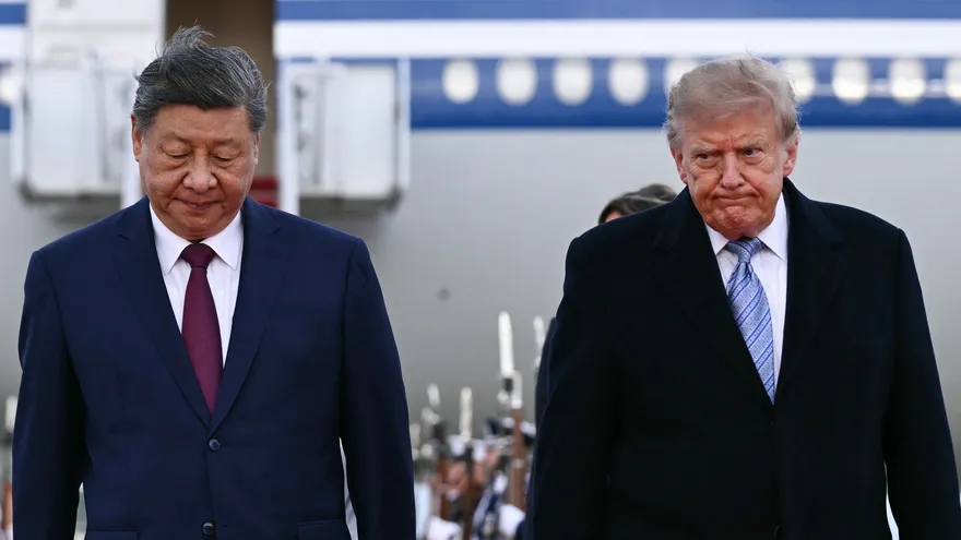 El presidente estadounidense Donald Trump saluda al presidente chino Xi Jinping a su llegada a la base conjunta Andrews en Maryland el 23 de septiembre de 2026.
