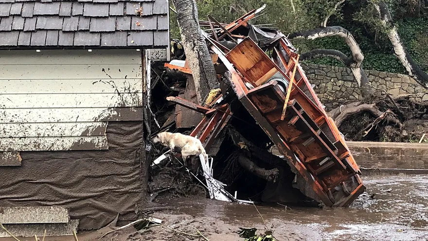 Al menos ocho personas murieron hoy a consecuencia de las fuertes lluvias caídas en una región del suroeste de California (EE.UU.) calcinada por los incendios de diciembre pasado, que ahora sufrió deslizamientos de tierra, riadas e inundaciones.
