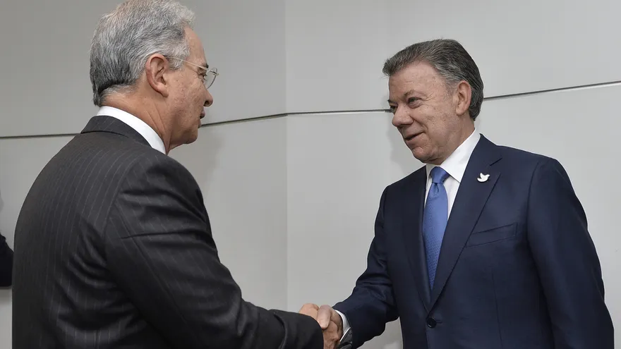 El presidente Juan Manuel Santos y el expresidente Álvaro Uribe