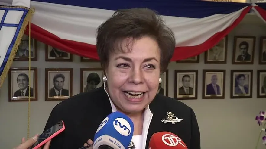 Luz María Noli recibe reconocimiento por su arduo trabajo en el periodismo