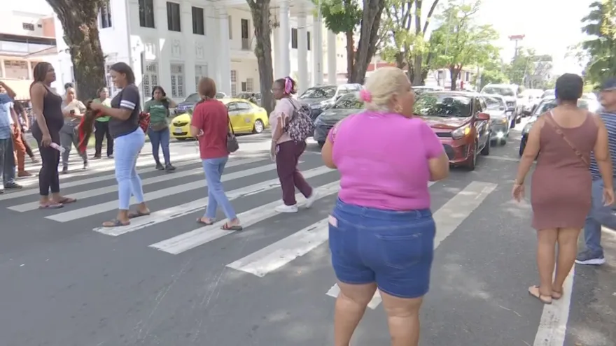 Microempresarios protestan frente al Municipio de Panamá; hay descontento por costos para vender licor en Carnaval