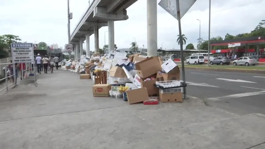 La basura inunda La Gran Estación después del Año Nuevo