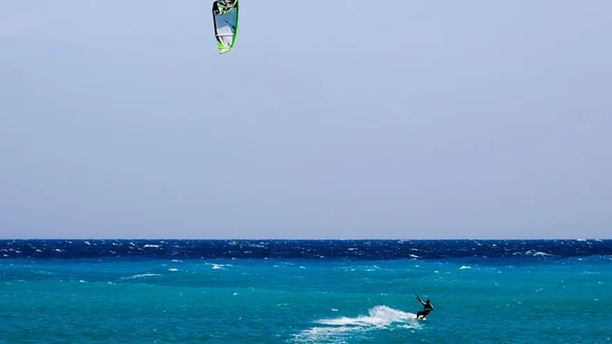 Foto ilustrativa de una persona practicando kitesurf