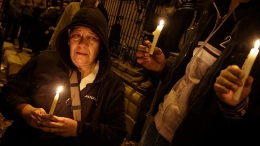 Cristianos en Egipto realizan vigilia luego de los atentados terroristas que acabaron con la vida de 25 personas.