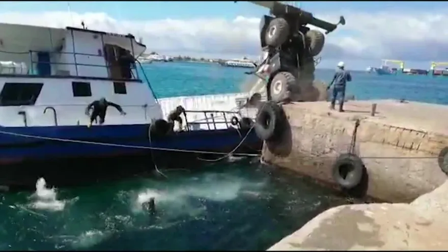 Controlado derrame de combustible por hundimiento de barcaza en islas Galápagos