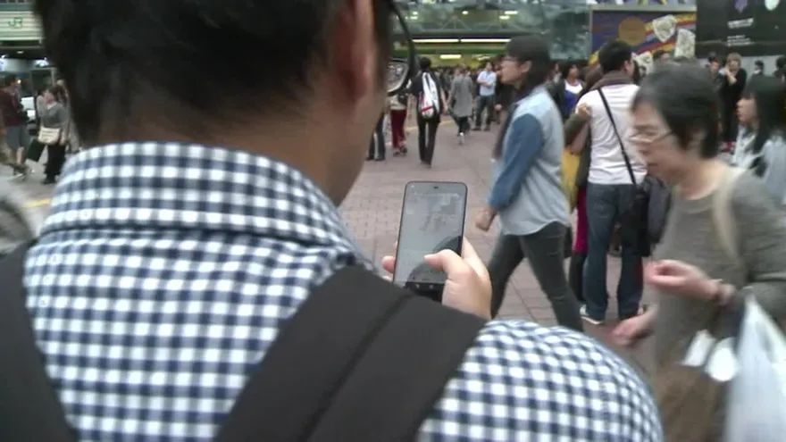 El peligro de cruzar la calle con el móvil en Tokio