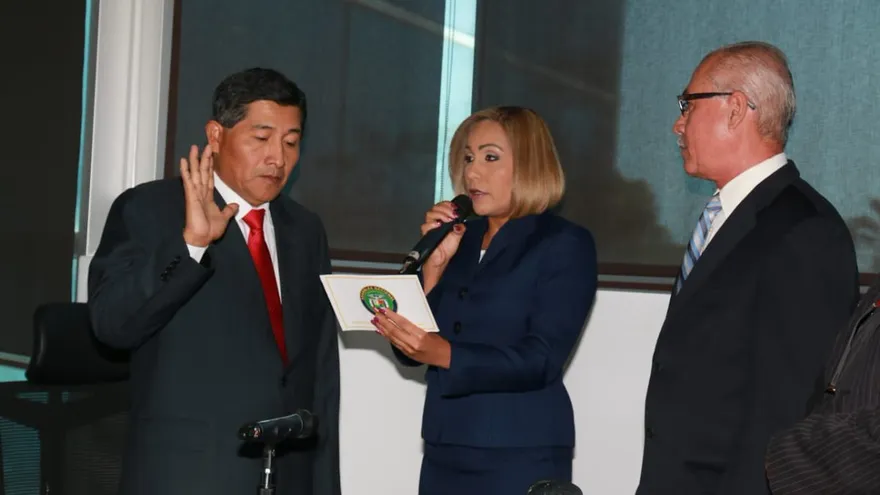 La presidenta de la Asamblea Nacional, Yanibel Ábrego, juramentando al nuevo presidente de la Comisión de Ambiente, Jaime Pedrol.