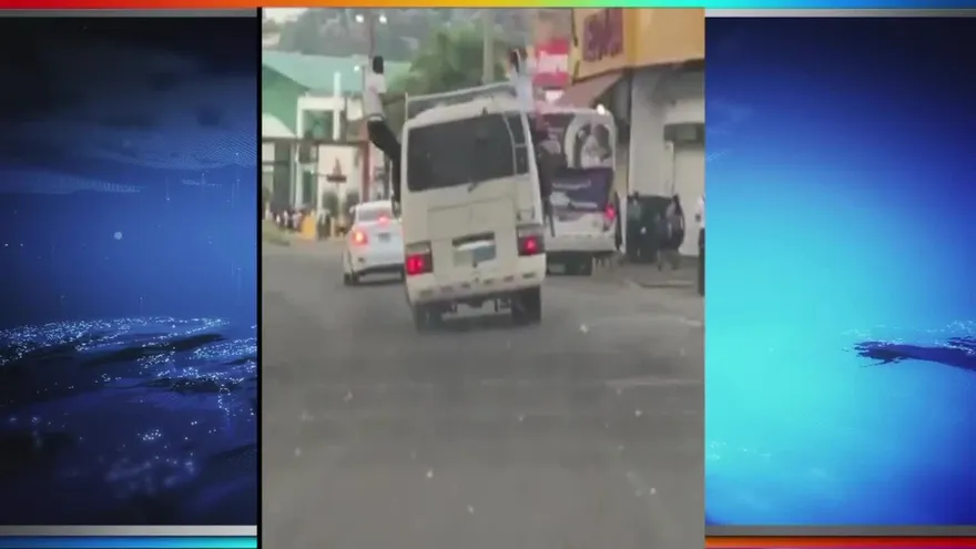 Sancionan a conductor de bus que transportaba a jóvenes en las ventanas
