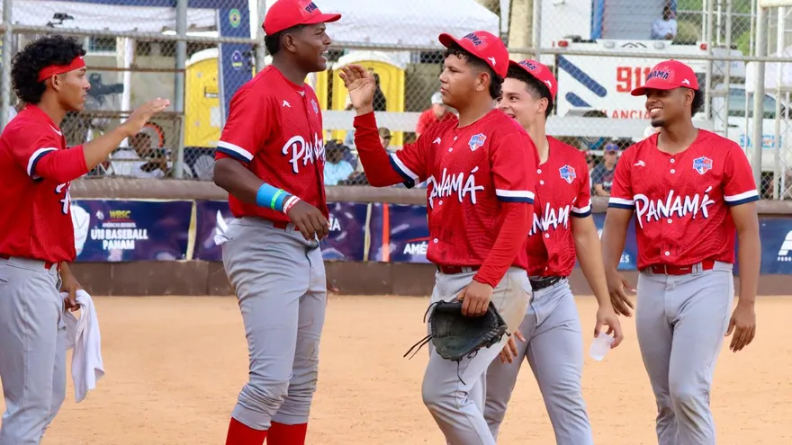 Christian González (c) es felicitado por sus compañeros de la Selección de Béisbol U18 de Panamá
