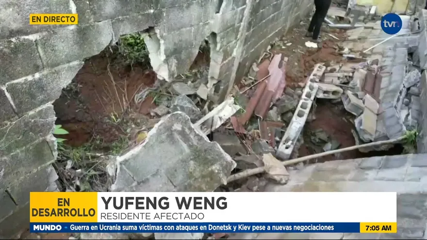 Colapso de muro y socavón en una vivienda en barriada en Arraiján