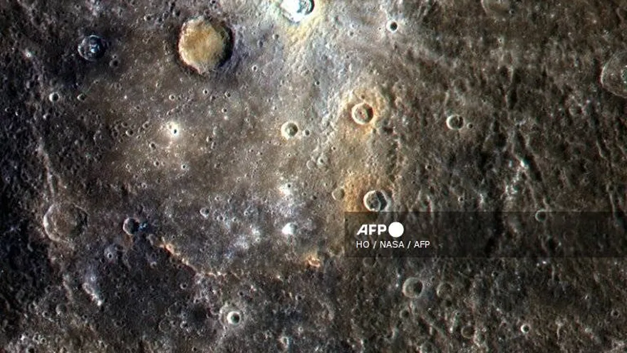 Esta imagen de cortesía de la NASA, captada por la sonda espacial MESSENGER y difundida el 26 de octubre de 2011, muestra una imagen en color del cráter Dominici (parte superior izquierda) en el planeta Mercurio, registrada el 3 de septiembre de 2011.