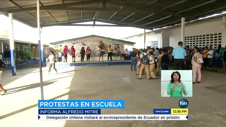 Docentes y profesores de escuela en Colón se enfrenta