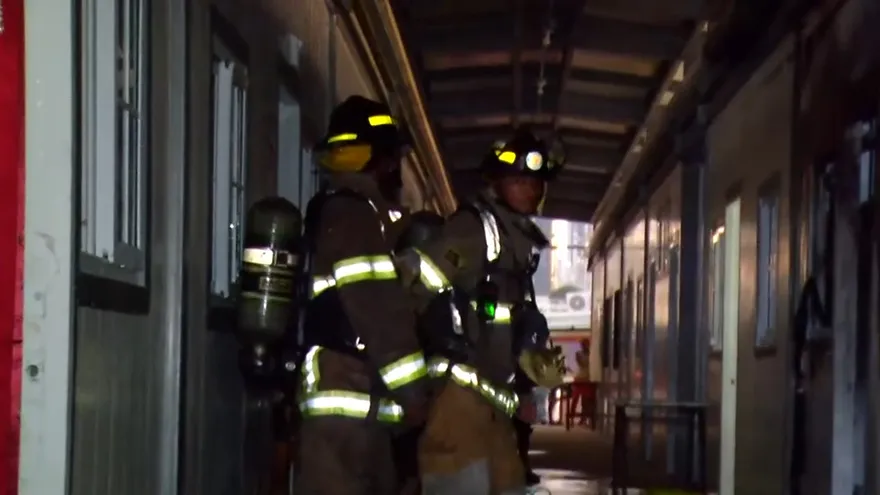 Bomberos atienden incendio en un albergue en Curundú
