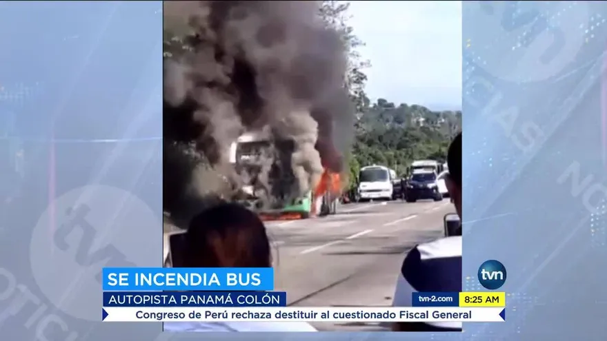 Bus se incendia en autopista Panamá-Colón