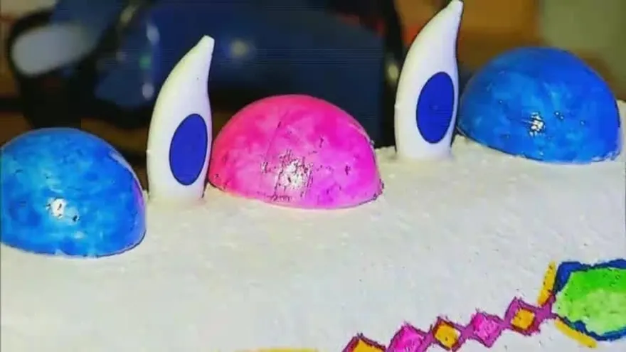 Luz Mendoza confección de Bus Diablo Rojo