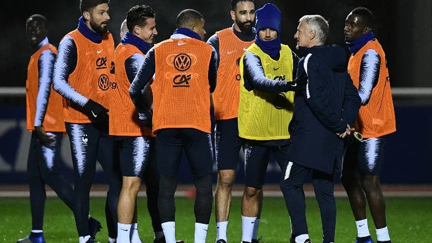 Selección de Francia guarda minuto de silencio por víctimas del 13 noviembre de 2015