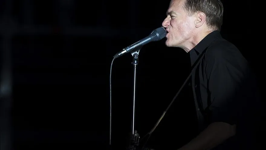 El cantautor y músico canadiense Bryan Adams.
