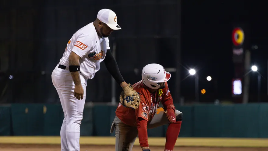Peloteros de los equipos de béisbol mayor de Coclé y Chiriquí Occidente en acción