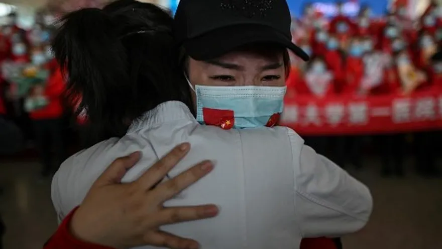 Personas en Wuhan se abrazan y lloran