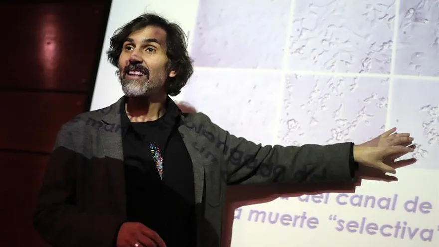 El investigador principal del Laboratorio de Metabolismo Celular y Bioenergética de la Universidad de Chile, Julio César Cárdenas, expone una investigación sobre el cáncer en Santiago, Chile.