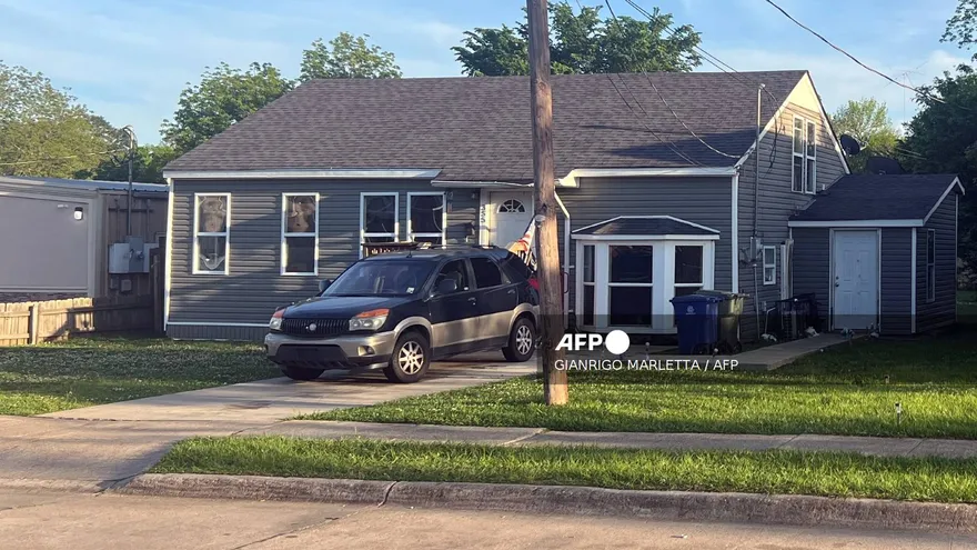 La casa donde tuvo lugar un tiroteo masivo se ve en Shreveport, Luisiana, el 19 de abril de 2026. Ocho niños murieron en un tiroteo ocurrido en la madrugada del 19 de abril en el estado sureño de Luisiana, en lo que la policía indicó que parece haber sido un incidente de violencia doméstica.