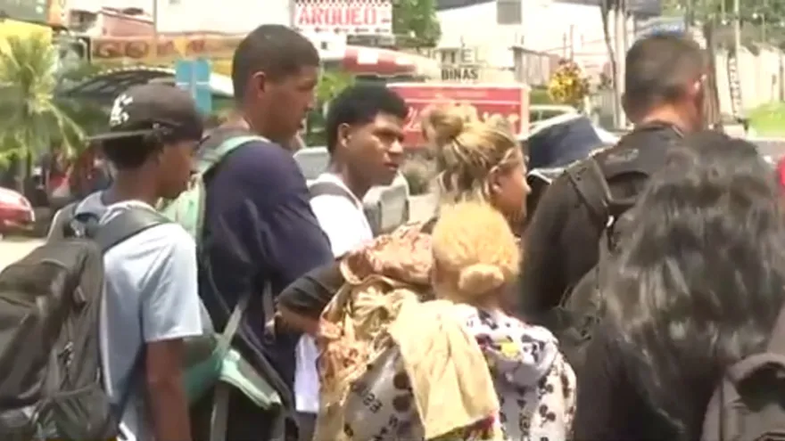 Migrantes se aglomeran en frontera Panamá-Costa Rica