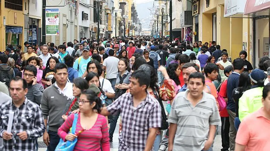 Perú hace reformas migratorias y extranjeros expulsados podrán reingresar en un plazo de 15 años
