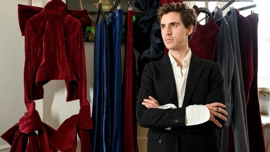Arturo Obegero, el joven diseñador español que dice no al ‘teatro’ de la moda