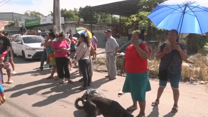 Un mes sin agua potable lleva a moradores de Kuna Nega a cerrar una calle