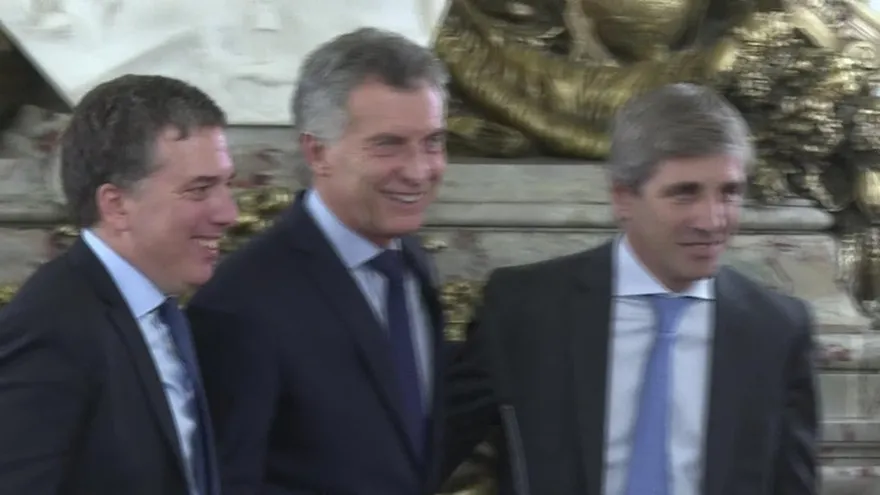 Macri toma juramento a nuevo grupo económico de su gabinete