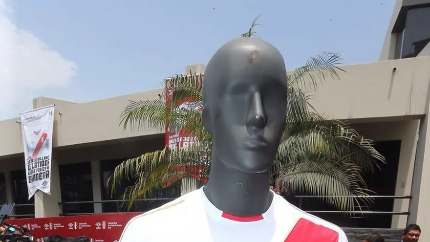 Perú presenta camisa para Rusia 2018.