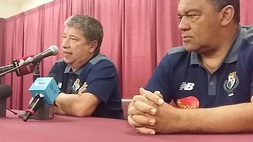 Hernán "Bolillo" Gómez (izq.), junto a Nelson Gallego, su asistente técnico. Foto/FEPAFUT