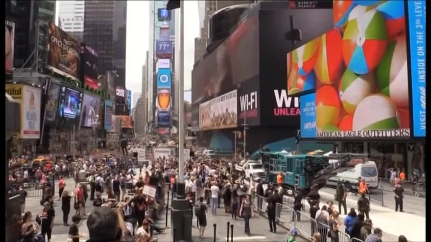 Destruyen en Times Square más de una tonelada de marfil en lucha contra el contrabando