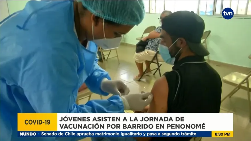 Jóvenes acuden a vacunarse en Coclé