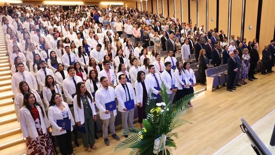 CSS fortalece formación médica con graduación de 122 internos