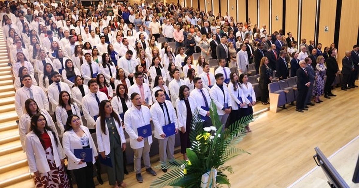 CSS gradúa por primera vez a 122 médicos tras culminar su internado