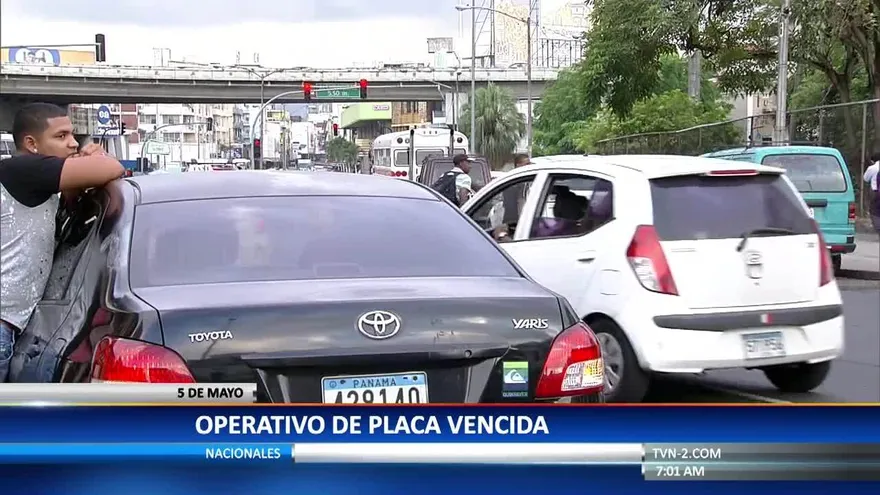 Autoridades retiran placas vencidas en la capital