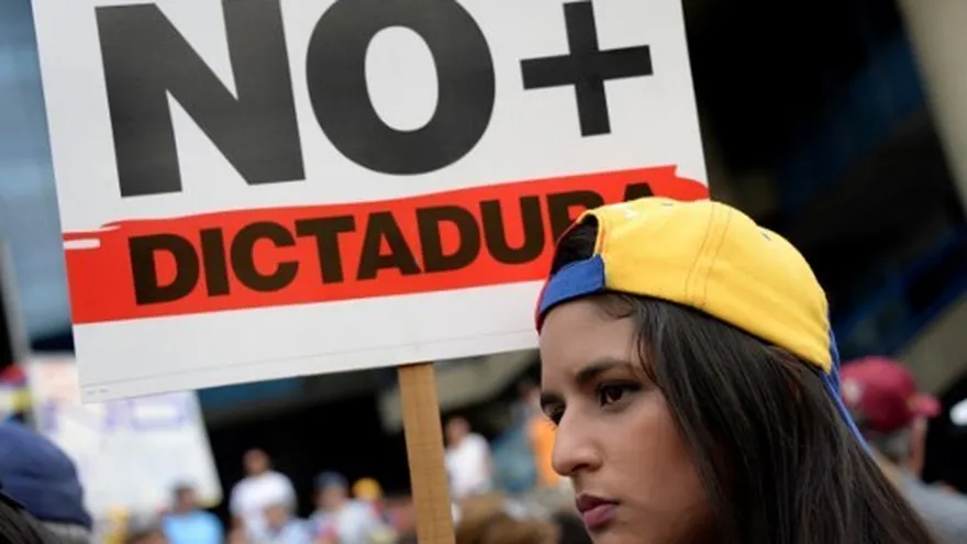 '¡Suelta tu arma!': opositoras venezolanas protestan en Día de la Madre