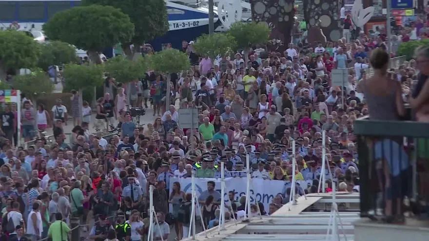 Miles de personas marchan en Cambrils contra el “terrorismo”