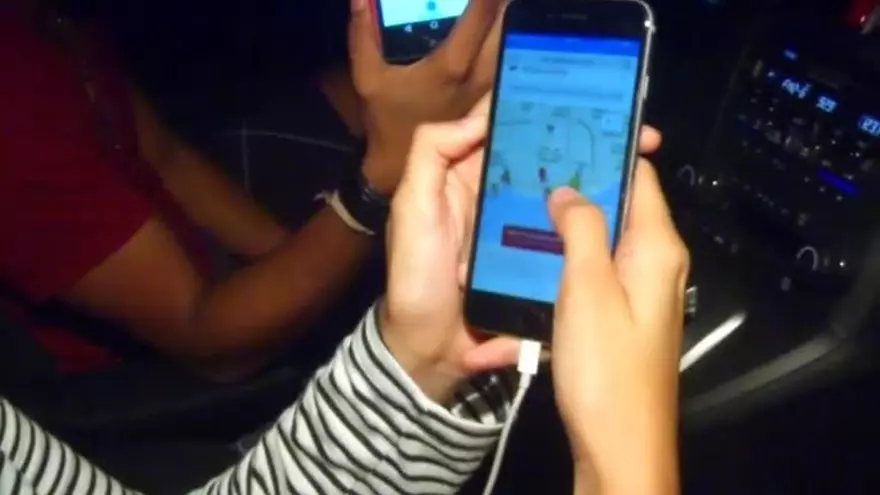 Jóvenes se reúnen en diversos puntos de la ciudad capital para atrapar “pokémones”