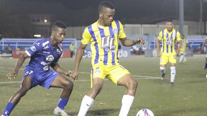 Universitario bajó del comando al Árabe Unido en el Armando Dely