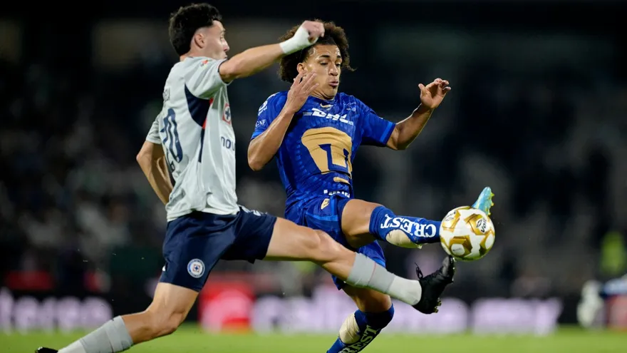 Adalberto Carrasquilla (d) en acción durante el partido de vuelta de la final del Torneo Clausura 2026 de la LPF entre Pumas y Cruz Azul