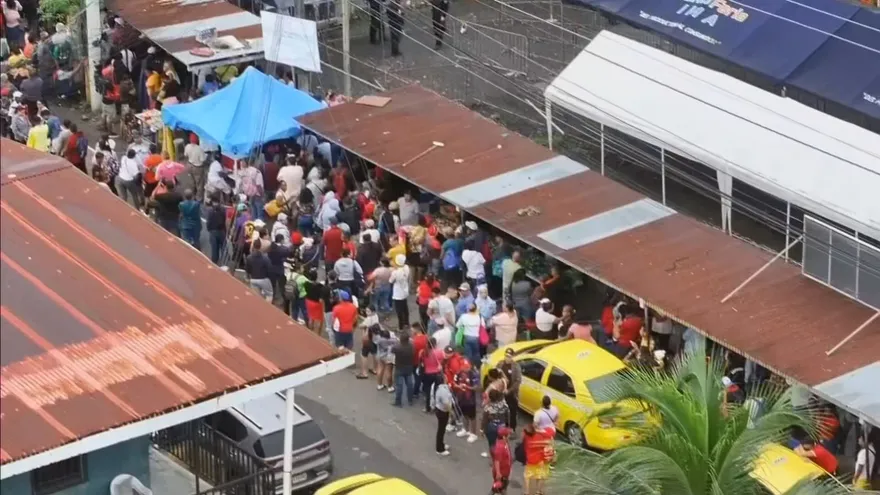Personas acuden a la 'Tienda del Pueblo' en Pan de Azúcar pero hoy no hay venta de jamón