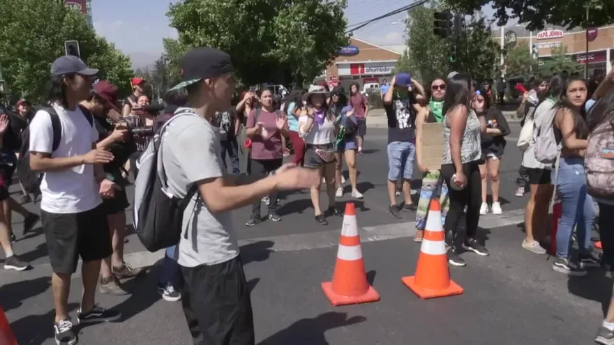 Manifestantes chilenos desean cumpleaños infeliz a Piñera