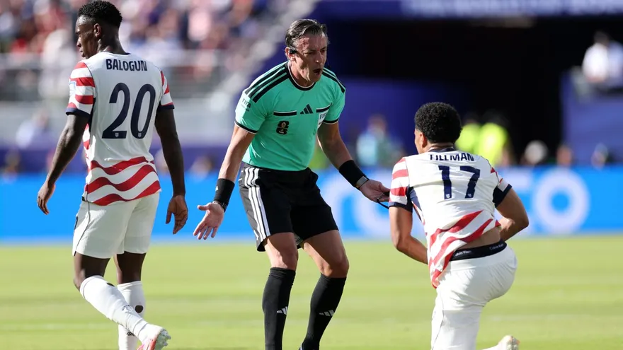 Raphael Claus (c) habla con Malik Tillman durante el partido entre Estados Unidos y Bosnia y Herzegovina