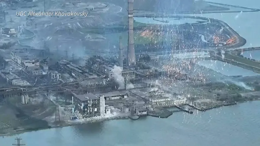 Más de 260 combatientes ucranianos fueron evacuados de la acería Azovstal.