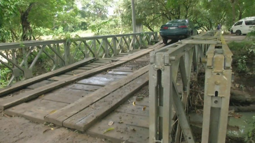 Fuertes lluvias afectan bases de puente sobre Las Mendozas, en Penonomé
